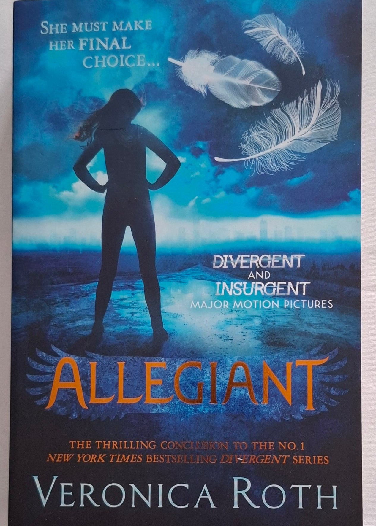 Book cover of 'Allegiant' by Veronica Roth with a silhouette and feathers on a blue background.